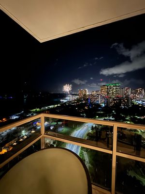 到着がちょうど金曜日でホテルからヒルトンの花火鑑賞。
夕食はいやすめのおむ...