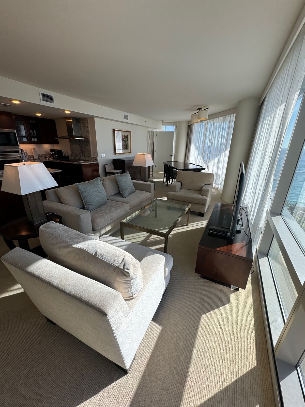 カライワイキキビーチ（トランプワイキキ）にチェックイン！

今回の部屋はデ...