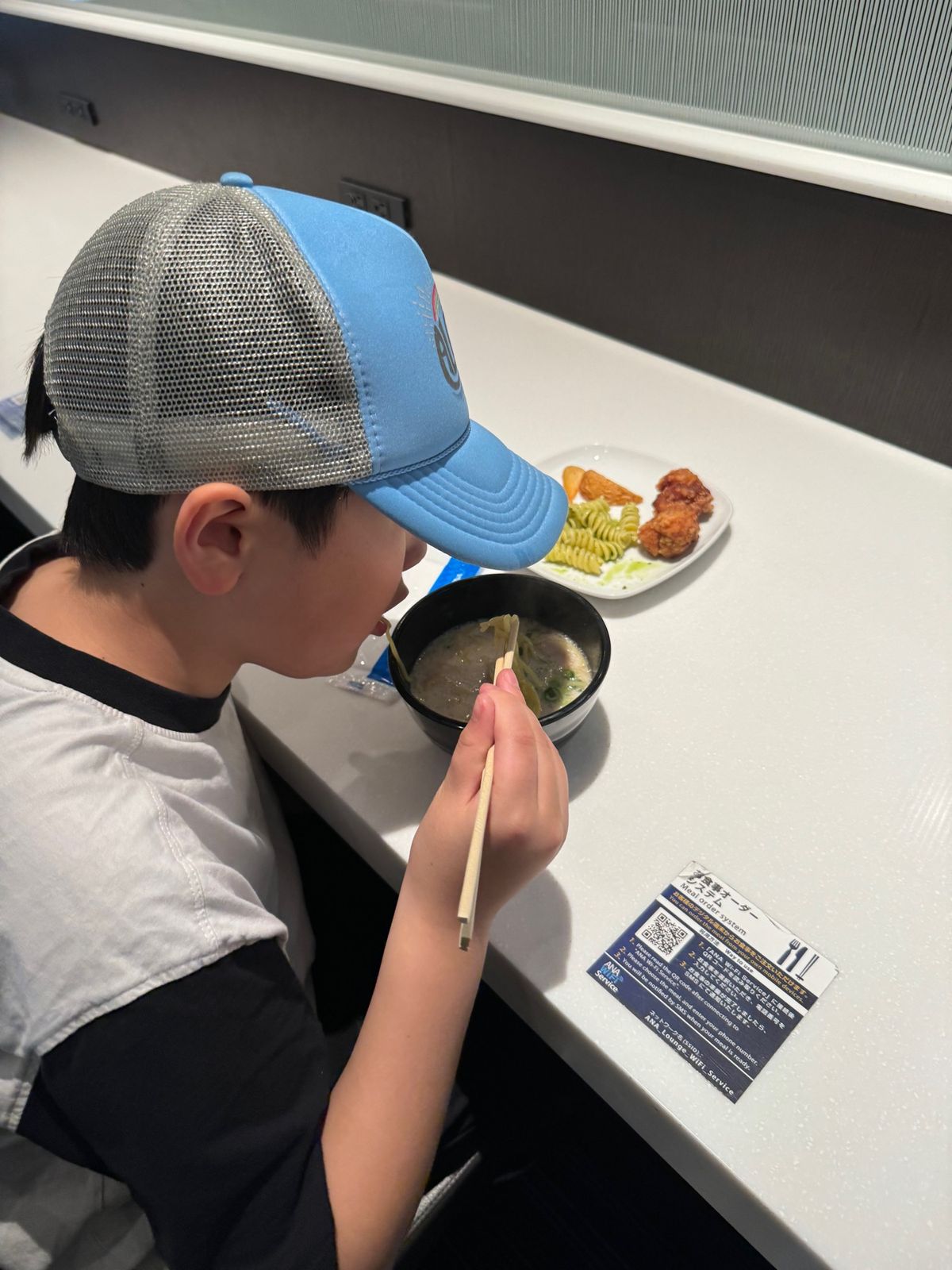 ホヌ搭乗！

渋滞でタクシーが遅れてラウンジでの夕食もギリギリで猛スピード...