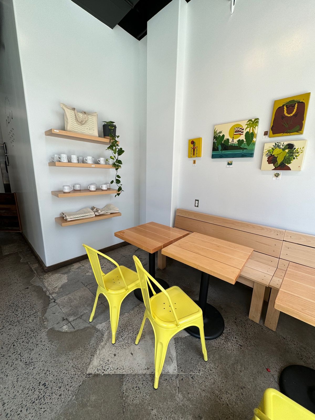 次の日目覚めると10時半笑
時差ぼけ？

ホテルの朝食は諦めてビーチウォー...