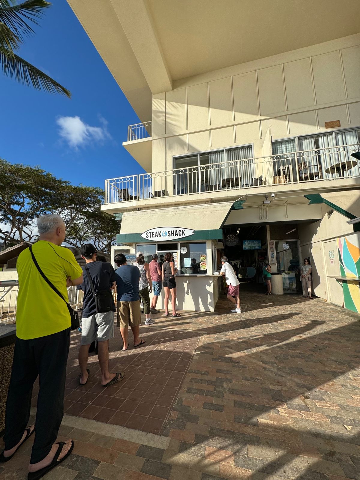 ワイキキショアのビーチフロントにあるステーキシャック

当初は6ドルだった...