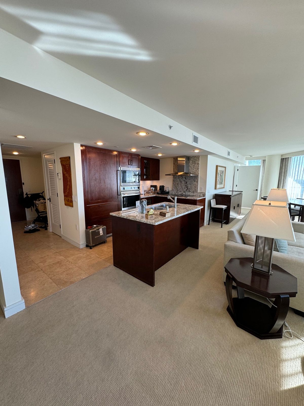 カライワイキキビーチ（トランプワイキキ）にチェックイン！

今回の部屋はデ...