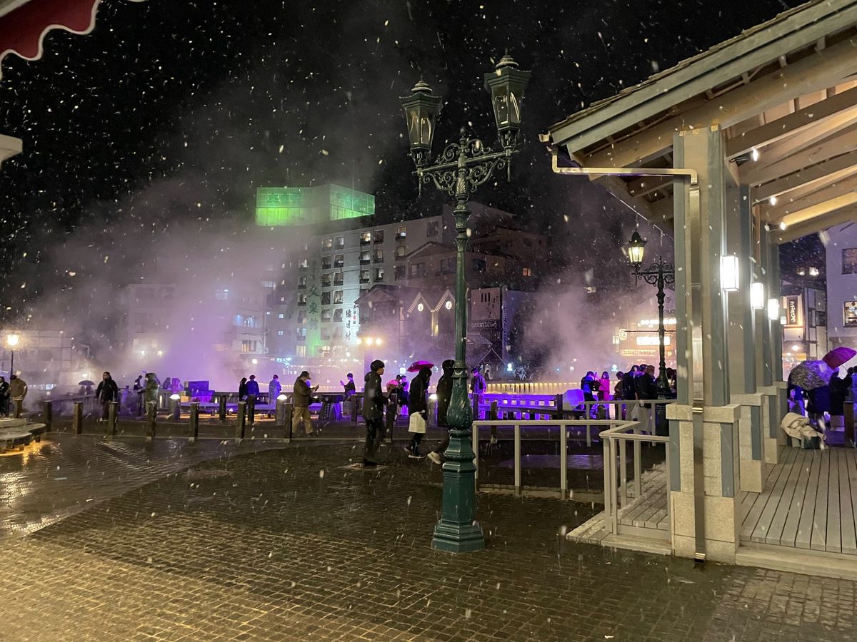 3月下旬でも雪が降る幻想的な草津温泉。
湯もみショーは一度は見るべきだね。...