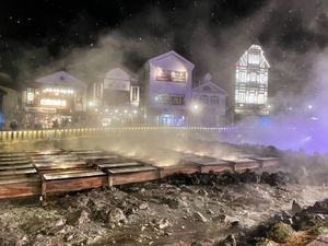 3月下旬でも雪が降る幻想的な草津温泉。
湯もみショーは一度は見るべきだね。...