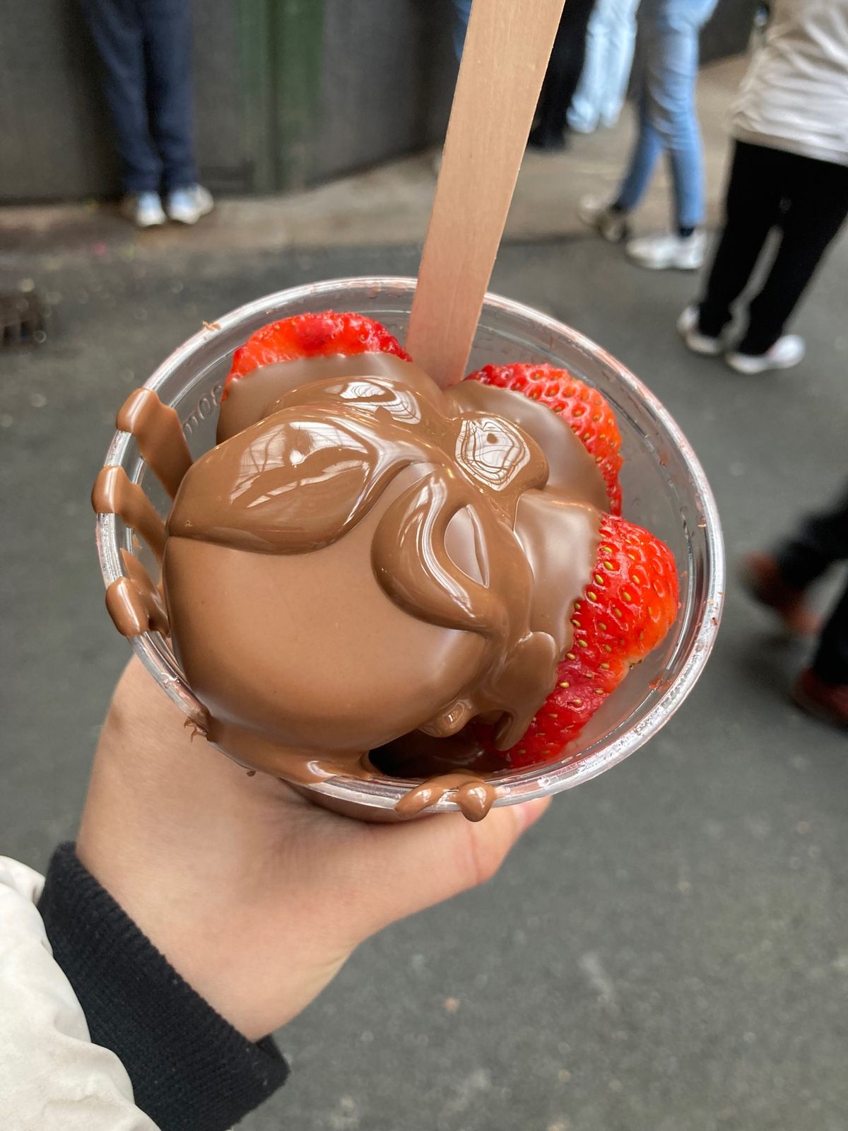 30分だけバラ・マーケット行っていちご食べた🍓受け取って5秒くらいでチョコ...