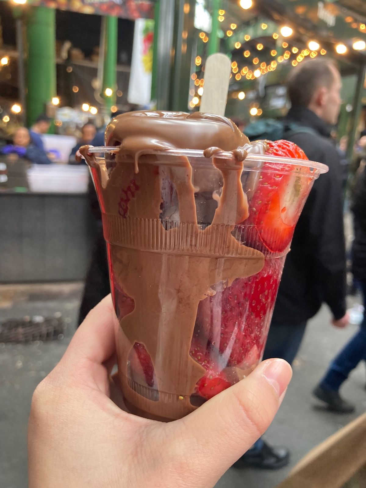 30分だけバラ・マーケット行っていちご食べた🍓受け取って5秒くらいでチョコ...