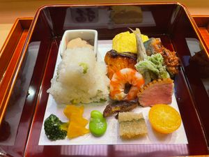 ランチは祇園にある「味ふくしま」と言うお店。大変美味しゅうございました。