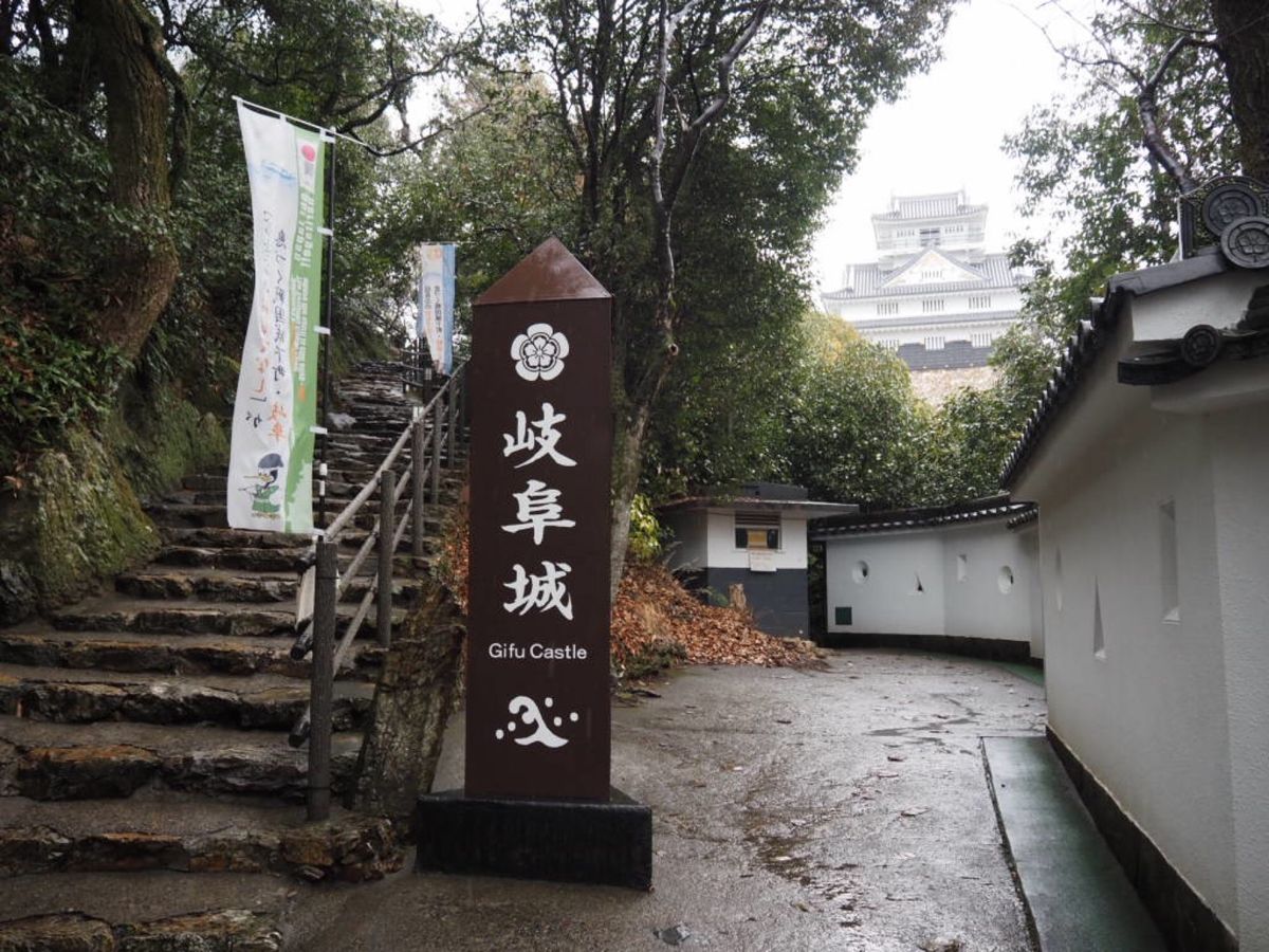 岐阜駅〜岐阜城
若き信長様の像