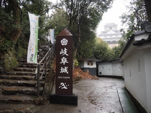 岐阜駅〜岐阜城
若き信長様の像