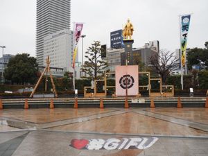 岐阜駅〜岐阜城
若き信長様の像