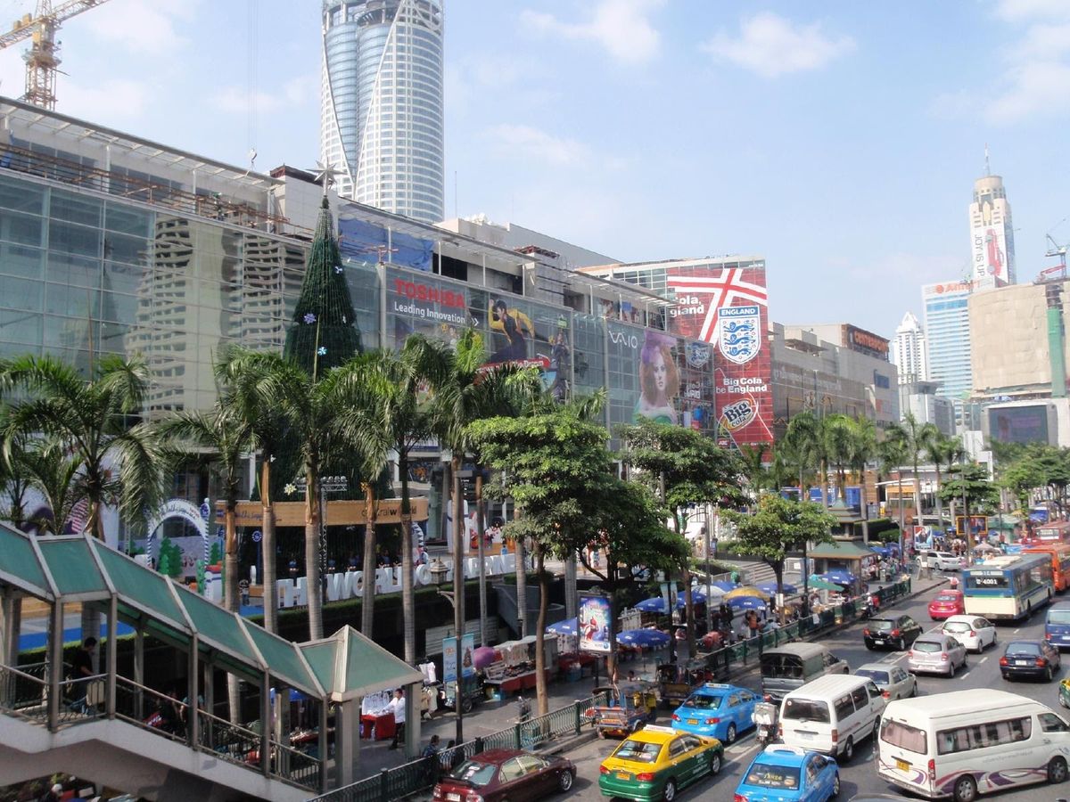 友人夫婦と一緒にタイ旅行。我々夫婦は店の買付でバンコク中を歩きまわっておっ...