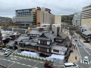 温泉は激混みなので、直ぐ入るか整理券をゲット要。
本館は夕方には当日分は配...