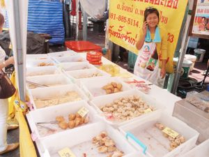 バンコクに戻って、我々夫婦は店の商品買付ツアーへ。いつもの如く方々へ駆け回...