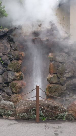 最後の地獄は竜巻地獄。
こちらも足湯は無く、間欠泉のみ。
間欠泉が吹き出す...