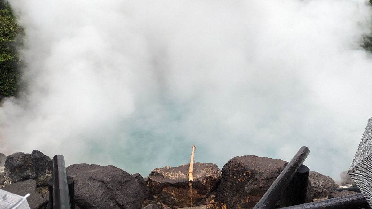 海地獄からの地獄めぐりを開始。
温泉の色が青いから海地獄らしい。

そして...