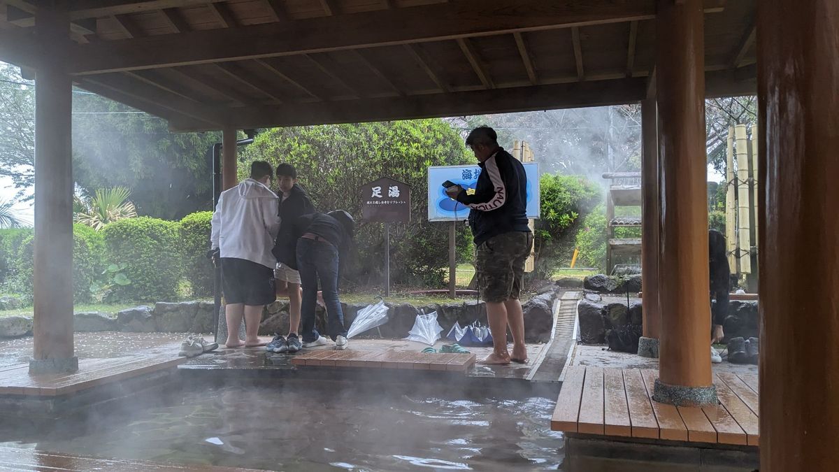 海地獄からの地獄めぐりを開始。
温泉の色が青いから海地獄らしい。

そして...