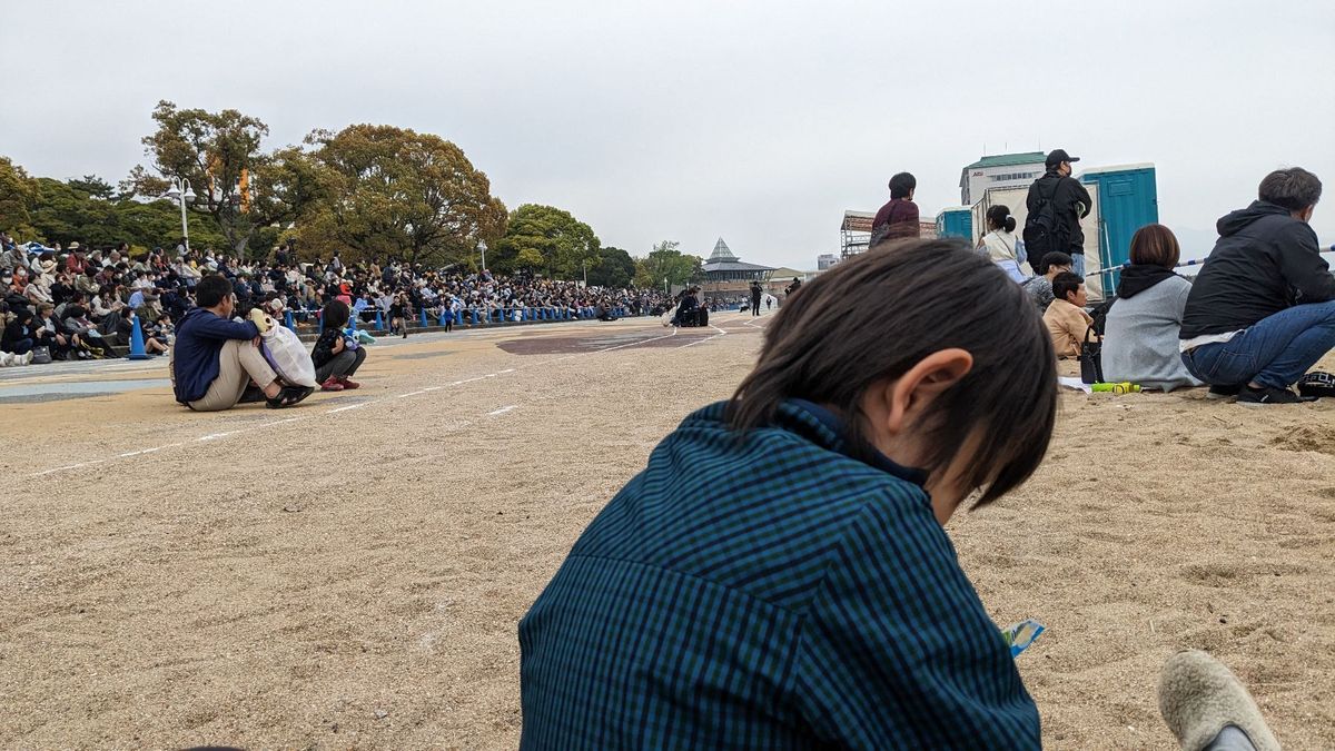 海沿いには凄い数の人がブルーインパルスを楽しみに集まっていた。
我々も一番...