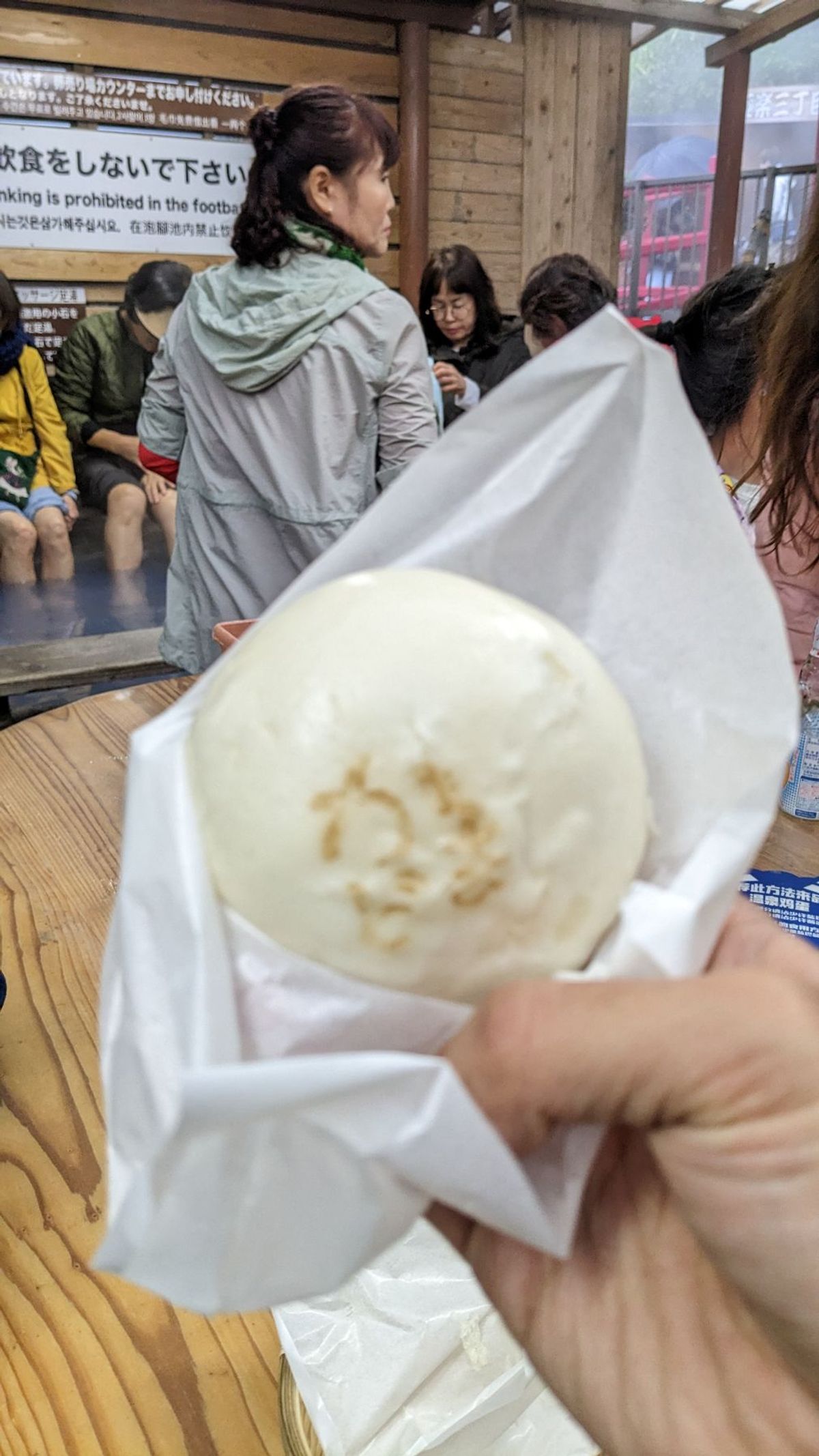 次はかまど地獄。
ここは観光バスが直接乗り付けられるようになっめいるからか...