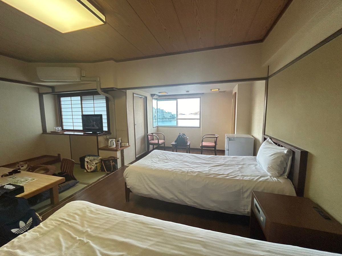 鳥羽わんわんパラダイスに宿泊。客室はオーシャンビュー、レストラン含め館内は...