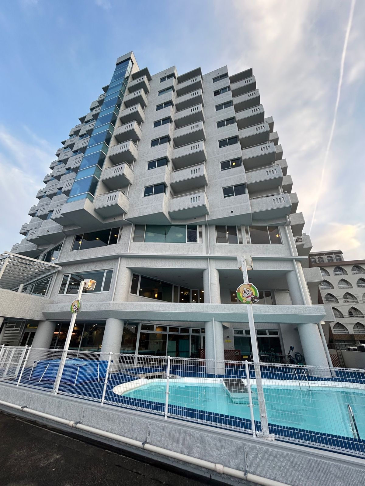 鳥羽わんわんパラダイスに宿泊。客室はオーシャンビュー、レストラン含め館内は...