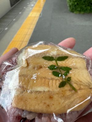 橿原神宮駅構内のうめもりというお店。わさび葉寿司。美味しかった😄奈良らしい...