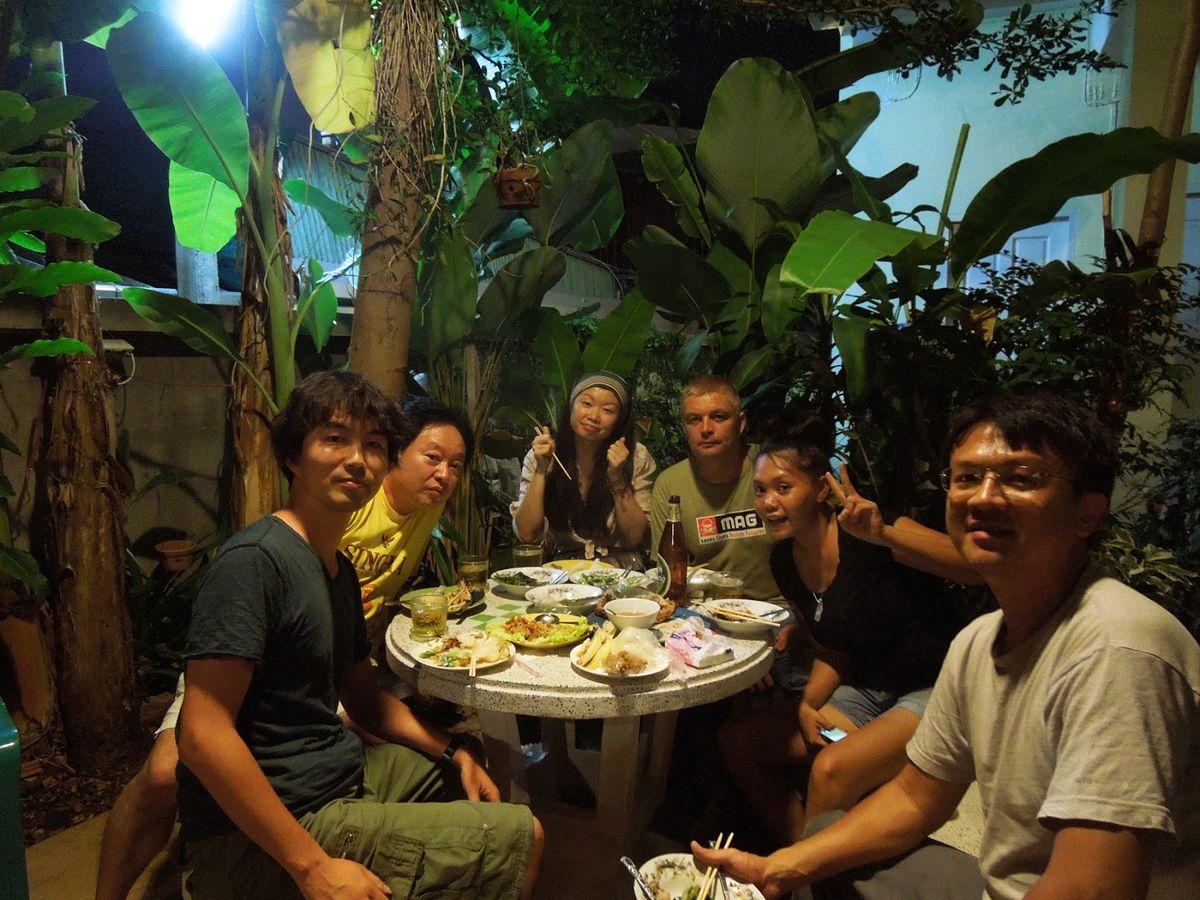 チェンマイのナイトマーケットなどで買付。どこにでもいるニャンコが可愛い。
...