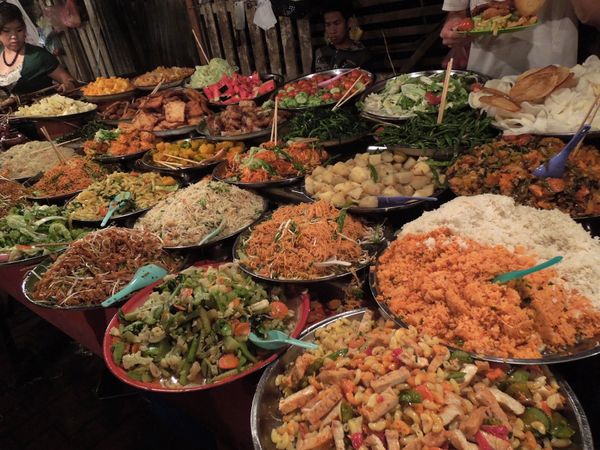 ラオス人民民主共和国・ルアンパバーン「タイ・ラオスの旅」の写真：ビエンチャンからバスでルアンパバーンに移...