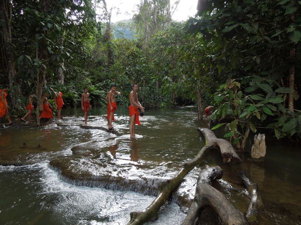 ラオス人民民主共和国・ルアンパバーン「タイ・ラオスの旅」の写真：バイクを借りて滝を見に行った。なかなか大...