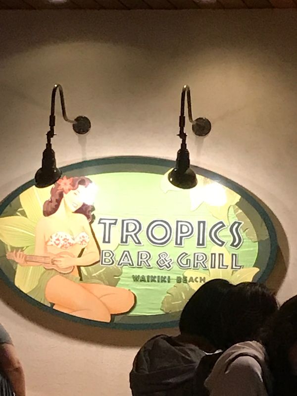 アメリカ(米国)・ハワイ島「ハワイ家族旅行」の写真：トロピクスバーでファイブオーの名前がつい...