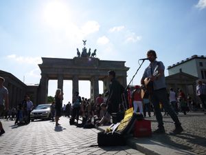 ベルリンで現地在住の友人宅に泊まらせてもらい、東西冷戦の跡地などを散策。ブ...