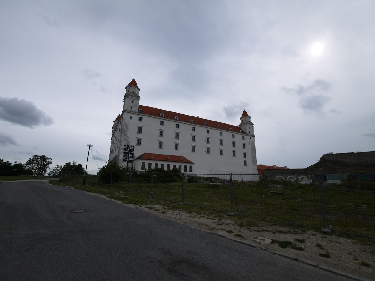スロヴァキアの首都ブラチスラバで一泊。
街中散策やブラチスラバ城見学、ドナ...