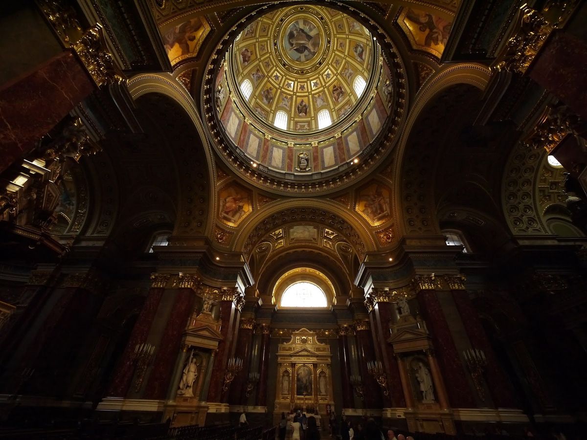 ハンガリーの首都ブダペストに3泊。
可愛らしい列車に乗って名物のナマズ料理...