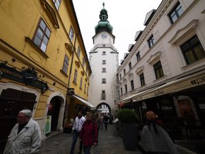 スロヴァキアの首都ブラチスラバで一泊。
街中散策やブラチスラバ城見学、ドナ...