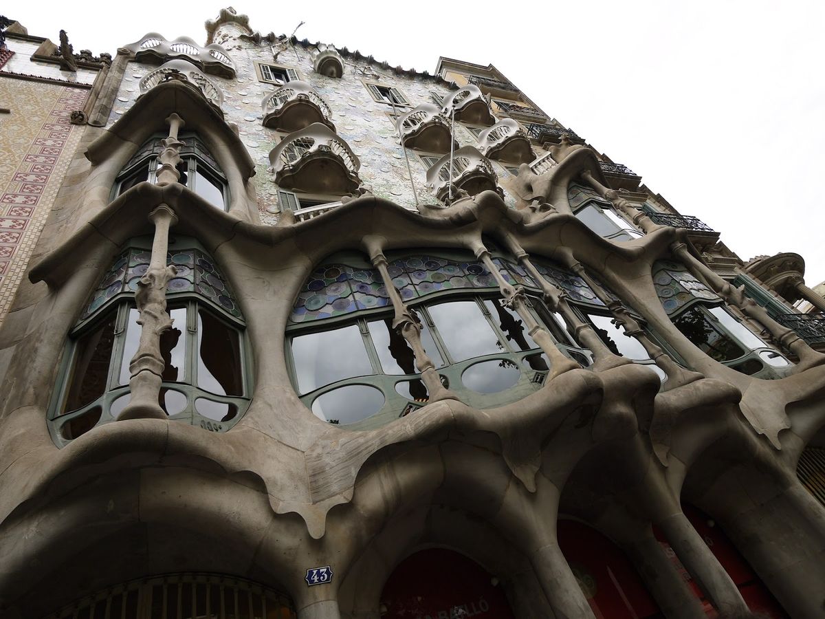 イタリアから飛行機でスペインのバルセロナへ✈︎
サグラダファミリアやグエル...