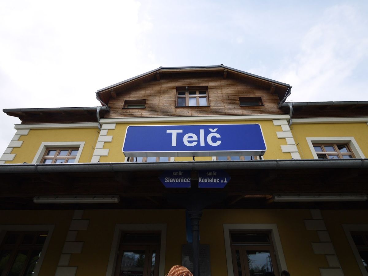 チェコ南部の町、テルチに行ってみた。可愛らしいカラフルな家が立ち並ぶ世界遺...