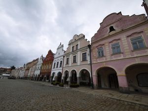 チェコ南部の町、テルチに行ってみた。可愛らしいカラフルな家が立ち並ぶ世界遺...