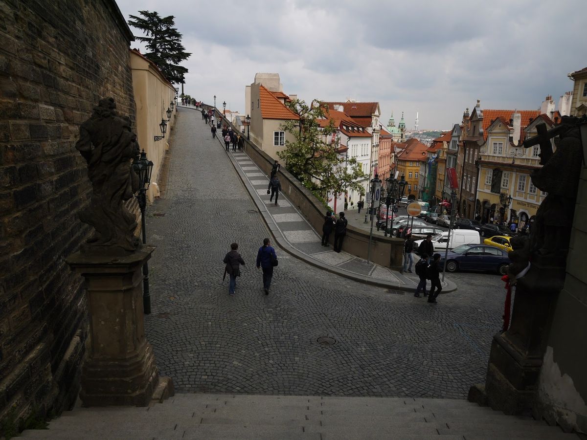 ポーランドのクラクフから寝台列車でチェコのプラハへ。
マルシェで買い物した...