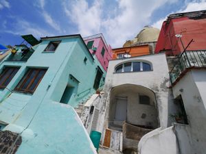 ナポリの沖に浮かぶプロチダ島に渡って2泊。
色とりどりの可愛らしい建物が立...