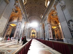 ローマへ移動して一通り観光を楽しむ。
バチカンのサンピエトロ大聖堂、トレビ...