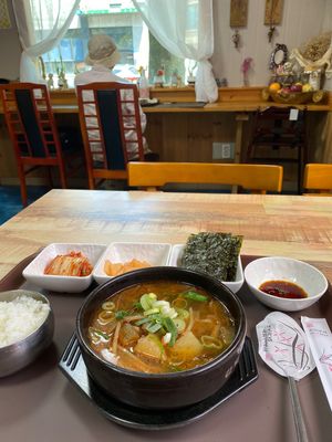 朝食の後はローカルバスに乗って済州島の西側観光へ。
イニスフリー、オスロッ...