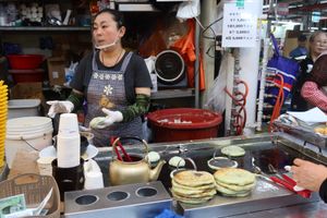 済州島4日目。
朝からバスを乗り継ぎ1時間。美味しいとおすすめされた食堂で...