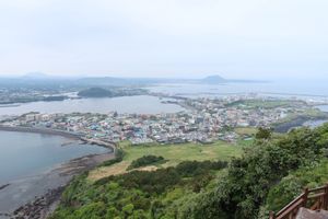 世界遺産の城山日出峰へ。
この近辺で行きたい食堂やカフェがあったけどガイド...