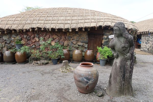 大韓民国 (韓国)・済州島「済州島グルメ旅🇰🇷」の写真：城邑民俗村
商売上手のお姉さんから高い化...