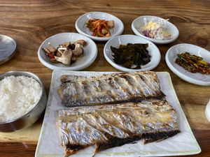 世界遺産の城山日出峰へ。
この近辺で行きたい食堂やカフェがあったけどガイド...