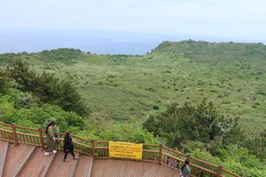 世界遺産の城山日出峰へ。
この近辺で行きたい食堂やカフェがあったけどガイド...