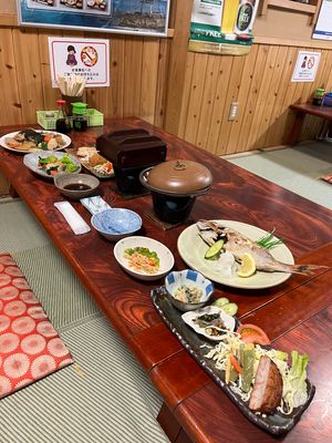 旅館の料理の量の多さといったら😳
一人前でこの量は食べきれん😂笑