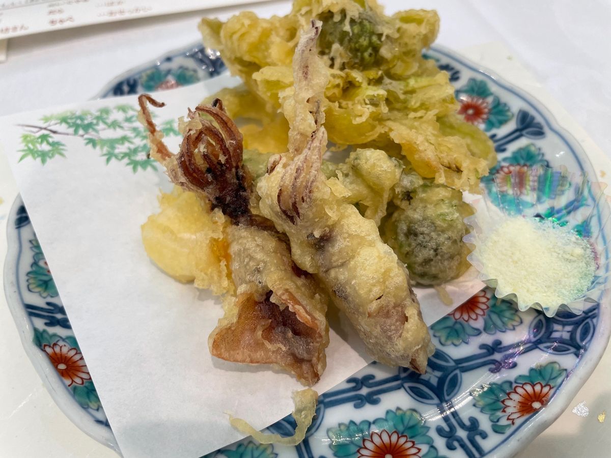 初日のホテルの夕食。悪くはないと思うけど、ＧＷ価格の値段には釣り合っていな...