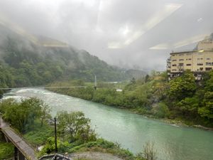 立山を出て二日目の宿泊は宇奈月温泉。渓谷沿いに建つホテルはとても良かった。