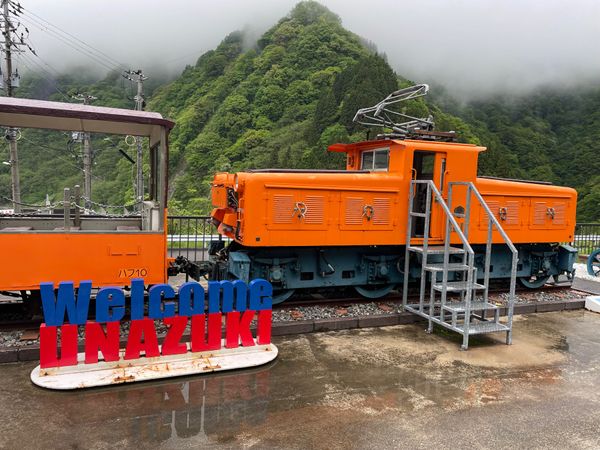 日本・富山県「2024 雪の大谷・宇奈月温泉家族旅行」の写真：翌日は黒部トロッコ列車。残念ながら正月の...