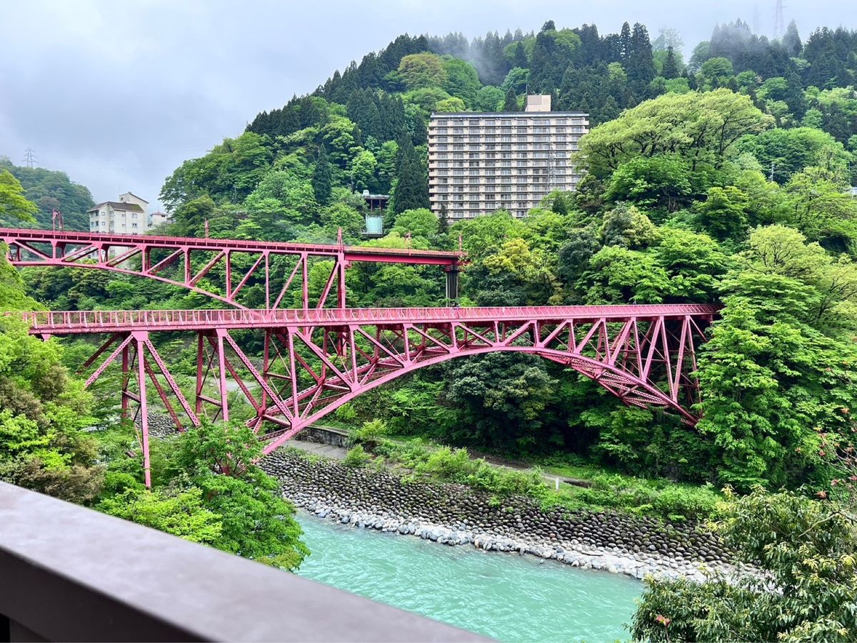 展望台からは走る列車を見ることもできます。